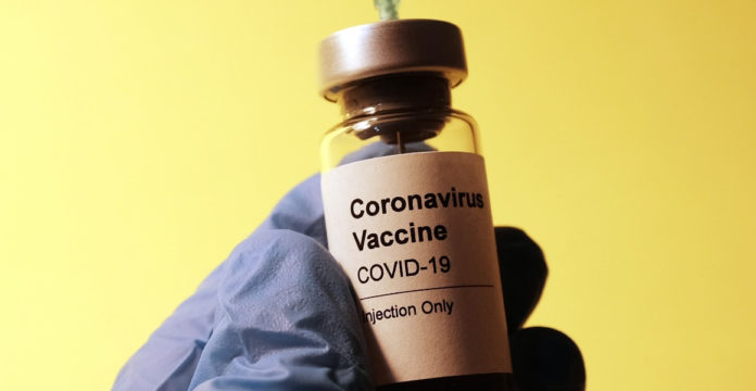Pesquisa da BBC Monitoring mostra aumento de fake news sobre vacina da Covid-19 na França