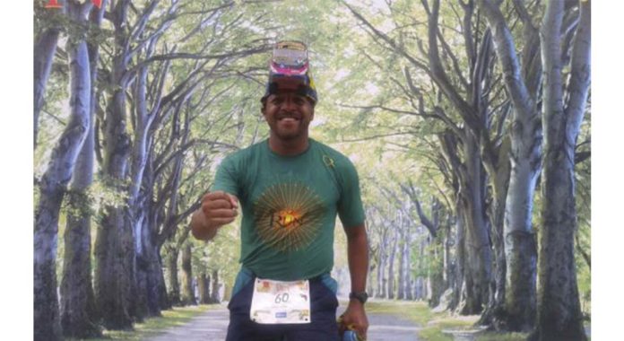 Conhecido como Mister Bus, ele anda pelas ruas com um ônibus de plástico na cabeça, dando informações sobre os itinerários dos ônibus de BH.