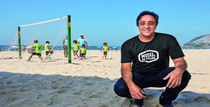 Sérgio Pugliese abriu esta semana a loja física do Museu da Pelada no Shopping de Antiguidades em Copacabana. Sérgio Pugliese abriu esta semana a loja física do Museu da Pelada no Shopping de Antiguidades em Copacabana.