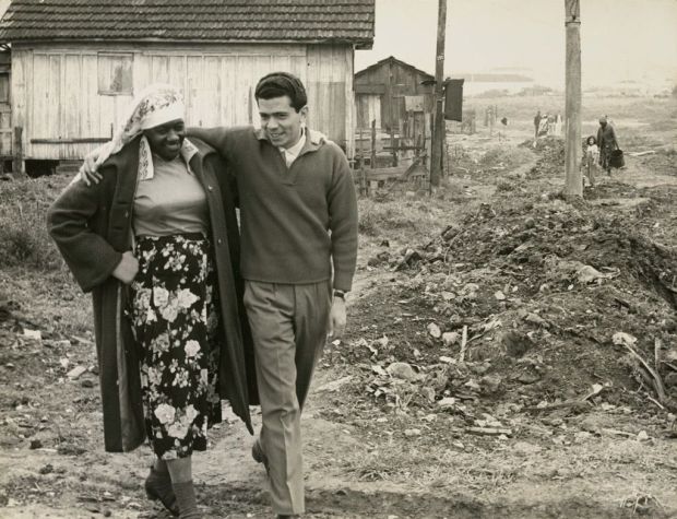 Carolina de Jesus e Audálio Dantas na favela Canindé