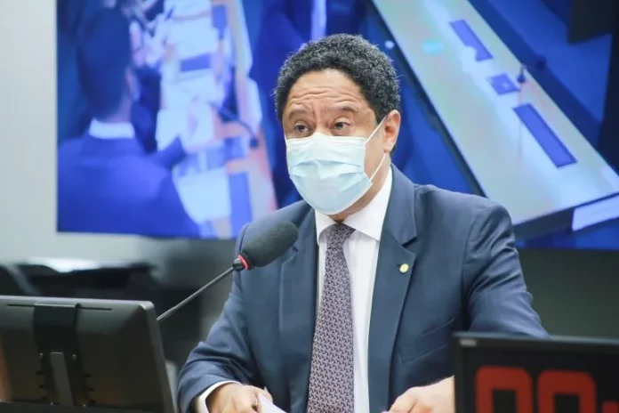 Câmara dos Deputados aprova relatório que criminaliza fake news