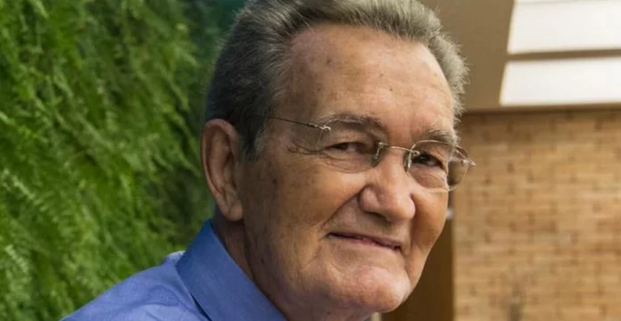 Esposa de Léo Batista (TV Globo) morre afogada em casa no RJ