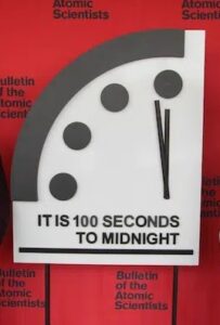 Faltam só 100 segundos para a meia-noite do apocalipse, e a desinformação é uma das culpadas