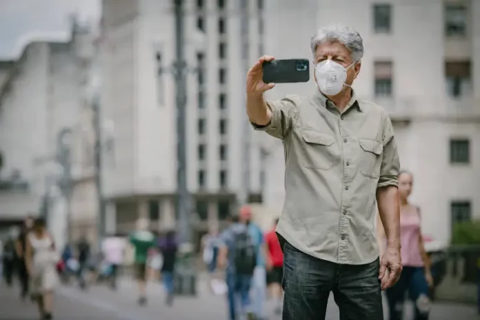 Caco Barcellos troca a câmera pelo celular no Profissão Repórter