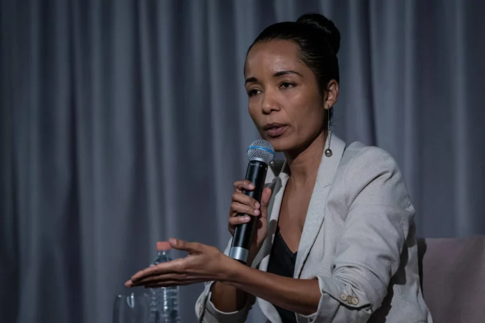 Editora de Diversidade da Folha comenta polêmica sobre racismo no jornal