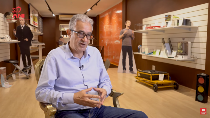 Odir Cunha inventa “cabeceador” que protege jogadores de futebol