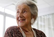 Morre Rosy de Sá Cardoso, pioneira na comunicação do Paraná Rosy de Sá Cardoso, primeira mulher a obter registro profissional de jornalista no Paraná, morreu aos 95 anos na madrugada de quinta-feira.