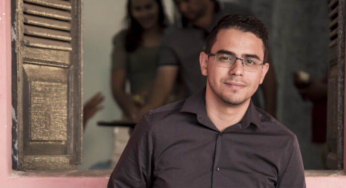 Tiago Abreu, escritor, produtor e apresentador do Introvertendo conduzirá na próxima terça-feira (5/4) o evento O que é Neurodiversidade?