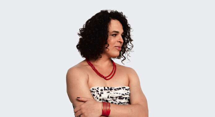 Com medo da violência por ser travesti, Amara Moira, nova colunista do UOL, passou dez anos longe dos estádios de futebol e retornou 24/5.