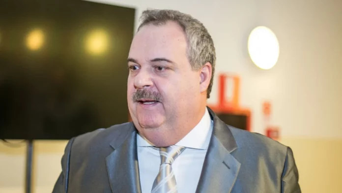 Justiça condena Gilberto Barros à prisão por crime de homofobia