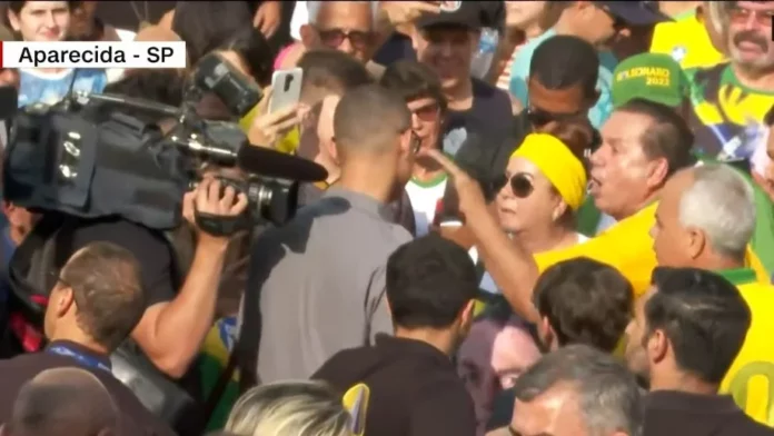 Bolsonaristas hostilizam imprensa durante cobertura do Dia da Padroeira em Aparecida (SP)