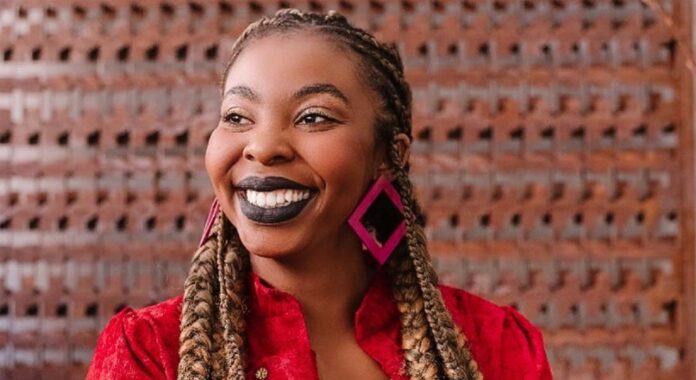 Vítima de uma parada cardiorrespiratória, morreu, aos 26 anos, Natália Romualdo, jornalista, palestrante e ativista antirracista.