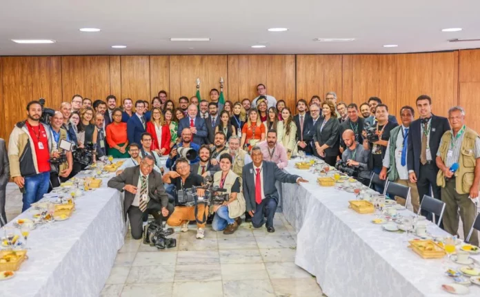 Lula promove café da manhã com jornalistas e defende liberdade de imprensa