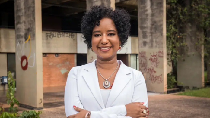 Pela primeira vez em 185 anos, jornalista negra assume direção do Arquivo Nacional