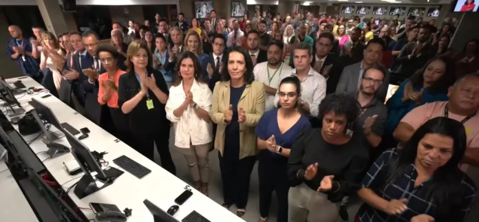 Jornal Nacional homenageia Glória Maria com aplausos de jornalistas no Brasil e no exterior
