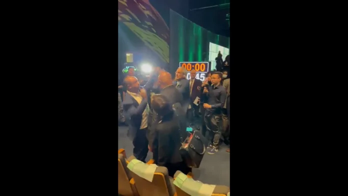 Justiça nega ação de danos morais contra Leão Serva por episódio de arremesso de celular