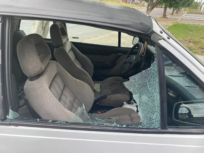 Jornalista Alana Rocha tem carro apedrejado no interior da Bahia