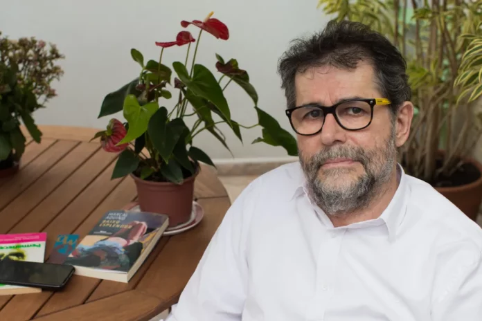 O livro Eu receberia as piores notícias dos seus lindos lábios, de Marçal Aquino, foi retirada do vestibular da Universidade de Rio Verde.