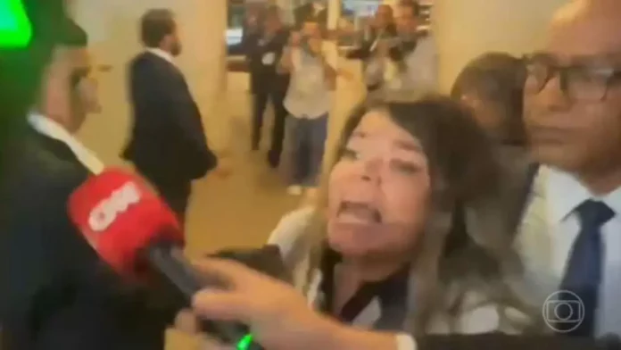 Jornalistas são agredidos na saída de Nicolas Maduro do Itamaraty