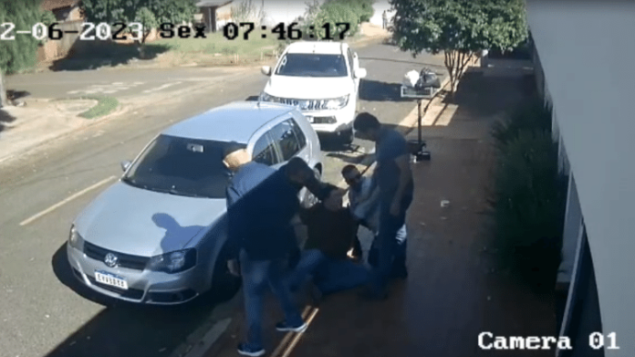Jornalista é agredido por policiais militares descaracterizados no MS