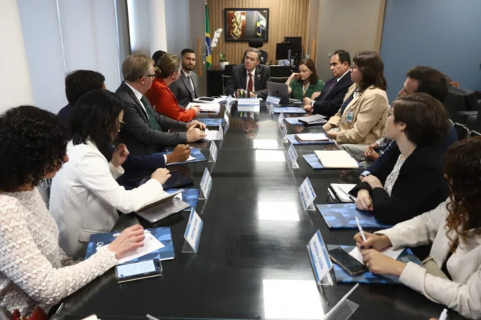 Luís Roberto Barroso, do STF, se reúne com entidades de imprensa para debater assédio judicial