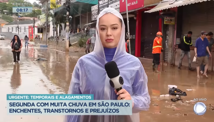 Homem joga lama em repórter da Record ao vivo