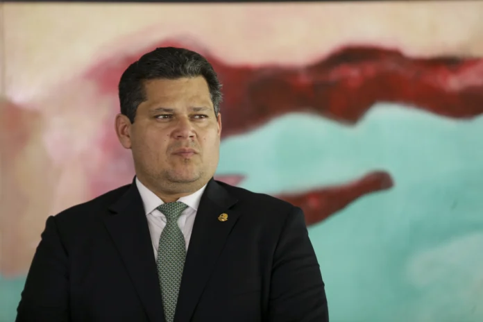 O senador Davi Alcolumbre (UB-AP) está processando o jornalista Heverson Castro, do Portal do Amapá, após uma reportagem sobre o envolvimento do político no Programa Mais Visão, em Macapá, que teve mais de 100 pacientes infectados por um fungo durante cirurgias de catarata.