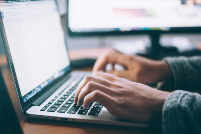 Instituto Fala e Google News Initiative lançam programa para capacitar jornalistas no uso de ferramentas digitais