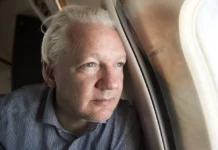 Julian Assange faz acordo com EUA e deixa prisão no Reino Unido
