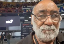 Fotógrafo é atingido por bomba durante confusão na final da Copa do Brasil Fotógrafo é atingido por bomba durante confusão na final da Copa do Brasil