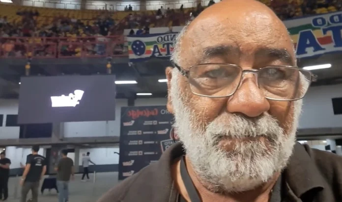 Fotógrafo é atingido por bomba durante confusão na final da Copa do Brasil