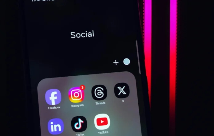 Brasileiros consideram redes sociais um dos principais meios de disseminação de notícias falsas