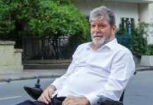 Marcelo Rubens Paiva sofre agressão durante desfile de pré-Carnaval em São Paulo Marcelo Rubens Paiva sofre agressão durante desfile de pré-Carnaval em São Paulo