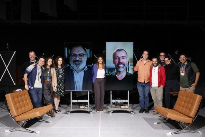 Os apresentadores do Brasil no Mundo com a equipe do programa