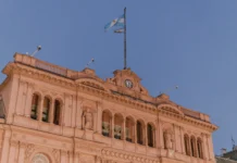 Milei barra entrada de jornalistas na Casa Rosada, na Argentina, por suspeita de espionagem