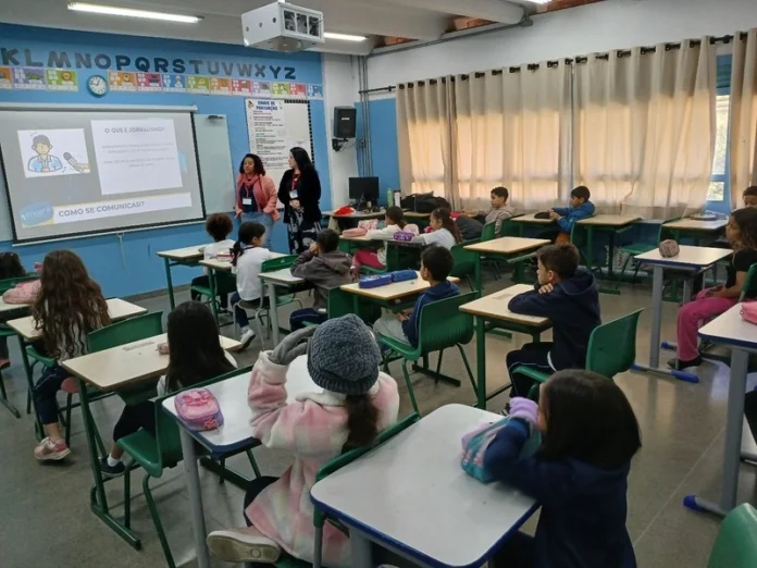 Projeto voluntário leva jornalismo e combate à desinformação para crianças e adolescentes