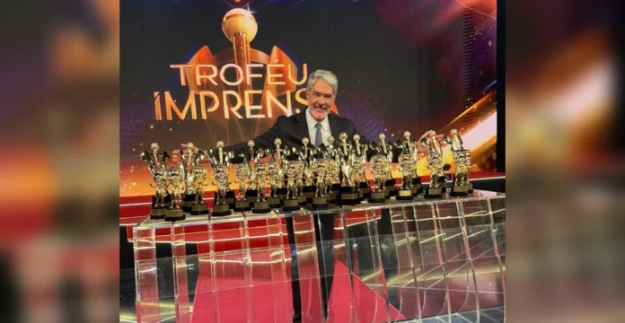 Globo libera e William Bonner recebe 33 estatuetas no Troféu Imprensa, do SBT