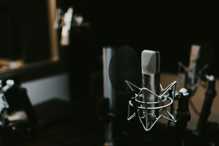 Instituto Reuters aponta tendências em podcasts de notícias: ascensão do vídeo, assinaturas e eventos para gerar receita