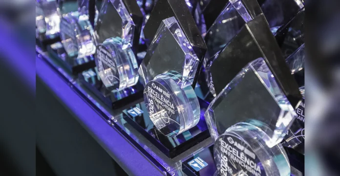 A Associação Brasileira de Franchising (ABF) anunciou os vencedores do Prêmio ABF Destaque Franchising 2026, que valoriza, incentiva e reconhece iniciativas que contribuem para o desenvolvimento do franchising. O prêmio possui a categoria especial José Lamônica de Jornalismo, que premiou reportagens de veículos de imprensa.